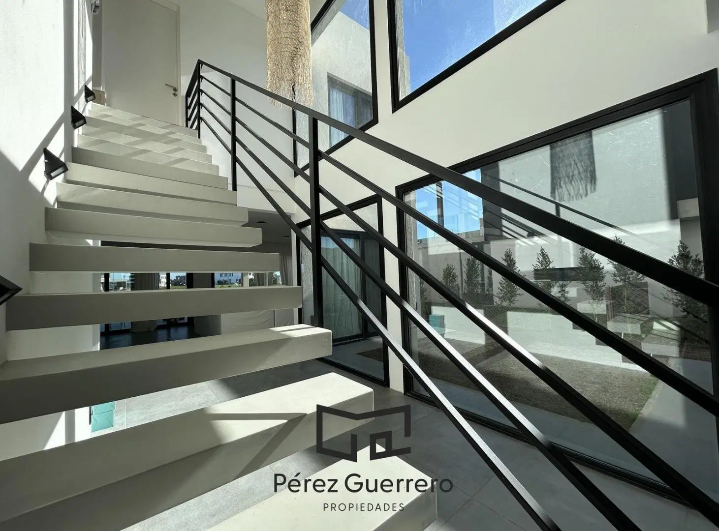 Casa en venta a la laguna en Puertos Costas CON RENTA 2