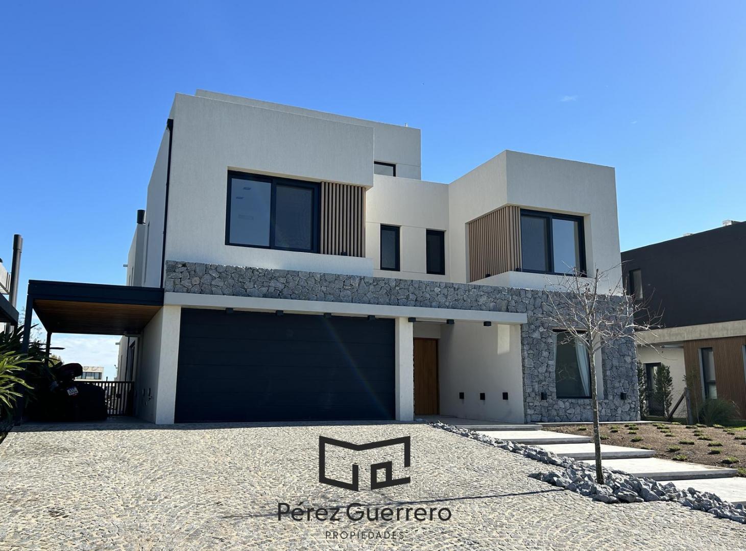 Casa en venta a la laguna en Puertos Costas CON RENTA