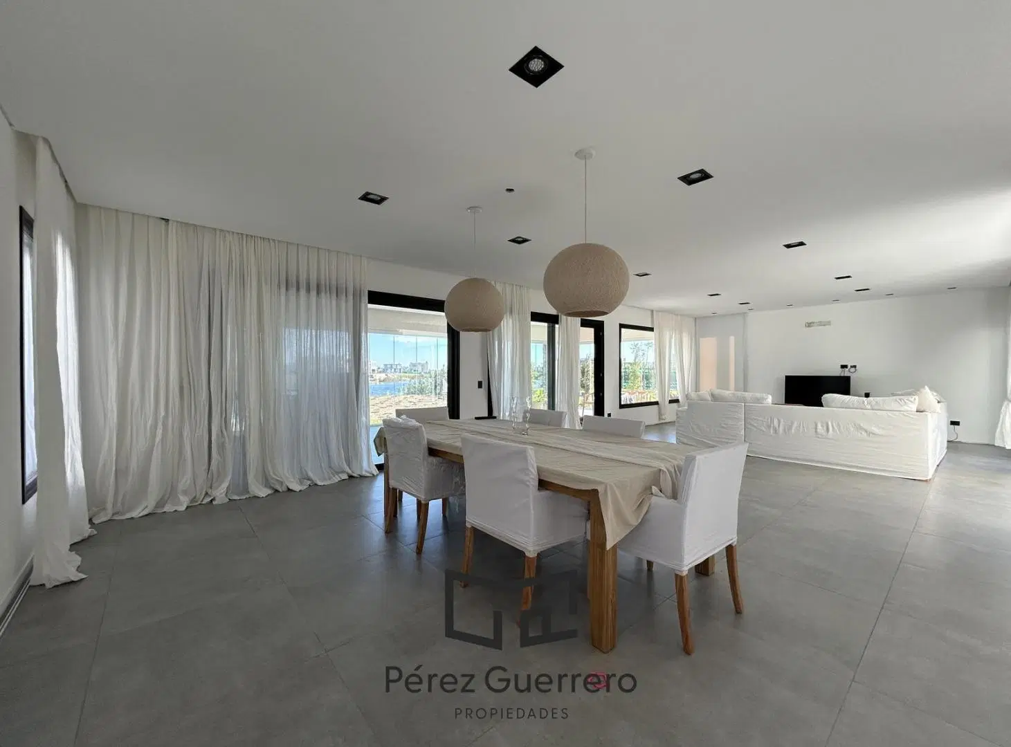 Casa en venta a la laguna en Puertos Costas CON RENTA 8