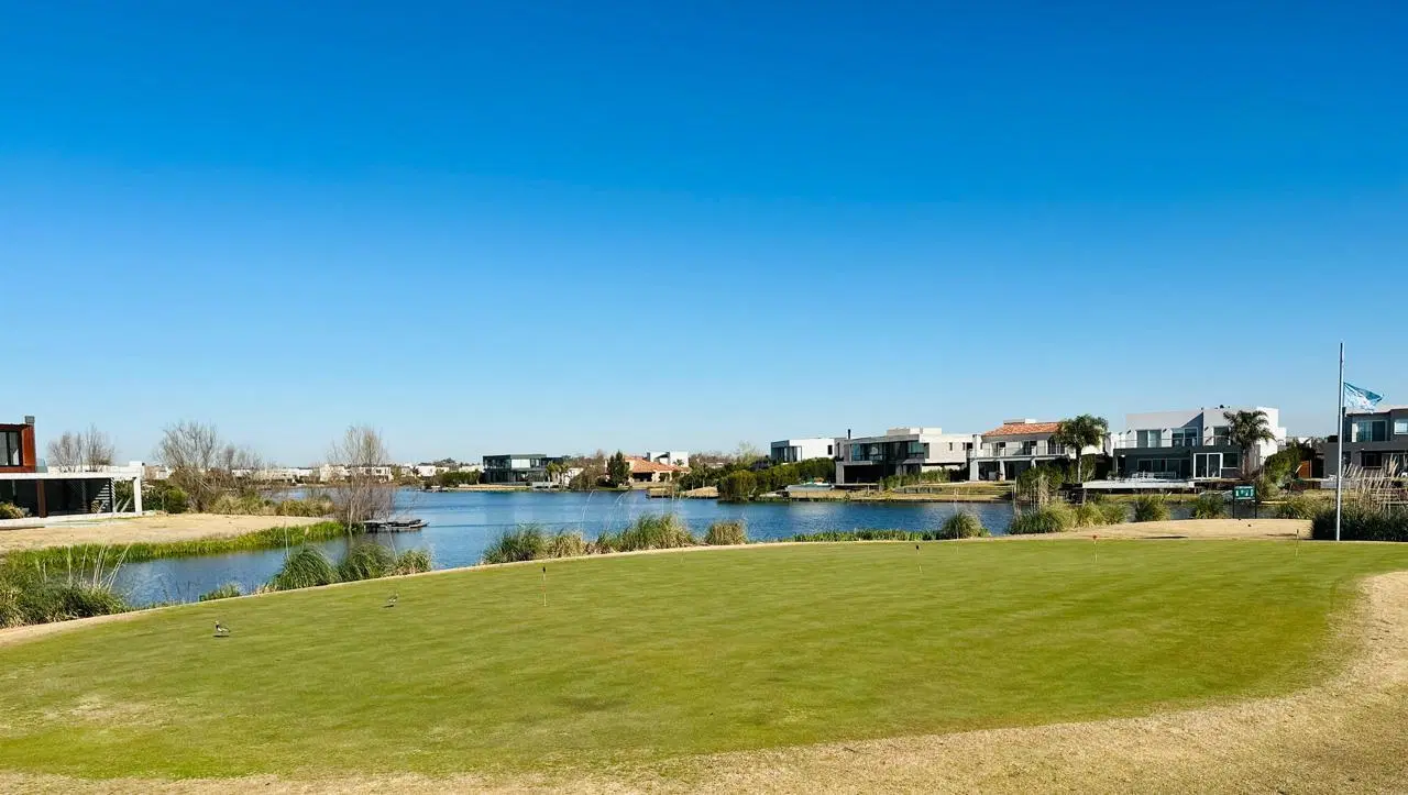 Terreno en venta en el Cantón Golf con vista increíble al Golf 2