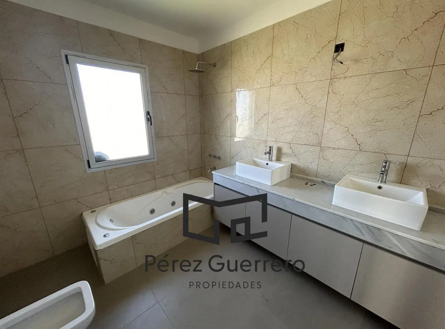 Casa en venta en Puertos Riberas con 3 dormitorios y pileta lote central 2