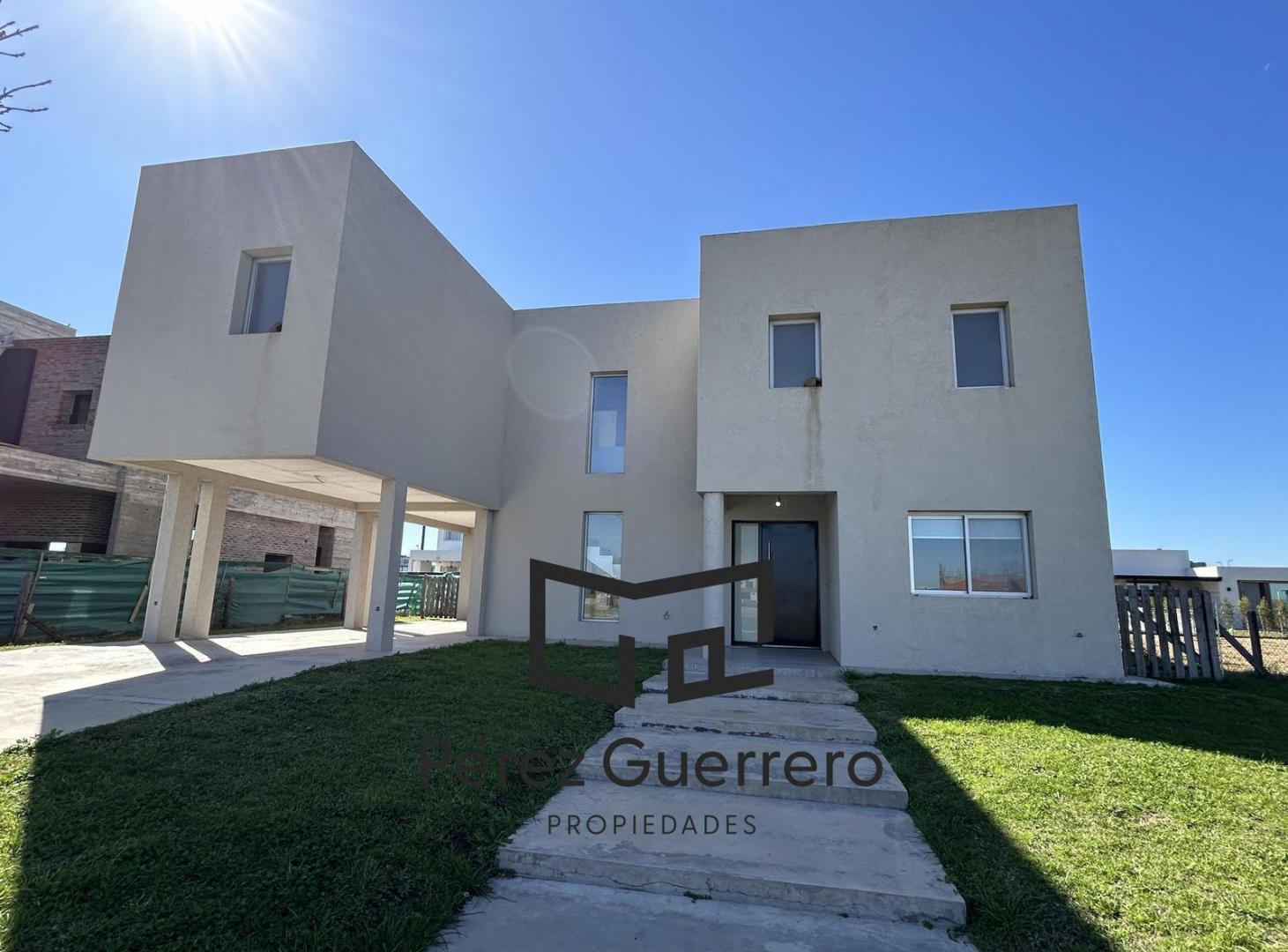 Casa en venta en Puertos Riberas con 3 dormitorios y pileta lote central