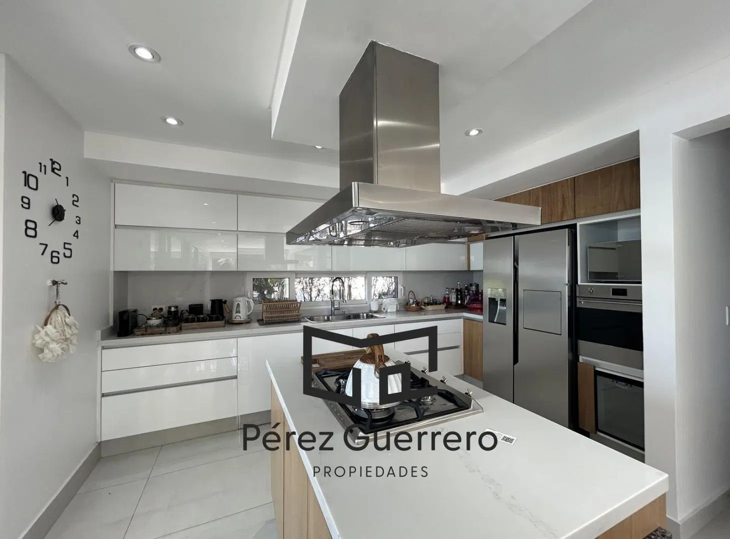 Casa en  venta en el Cantón Islas con 4 dormitorios a la laguna 3