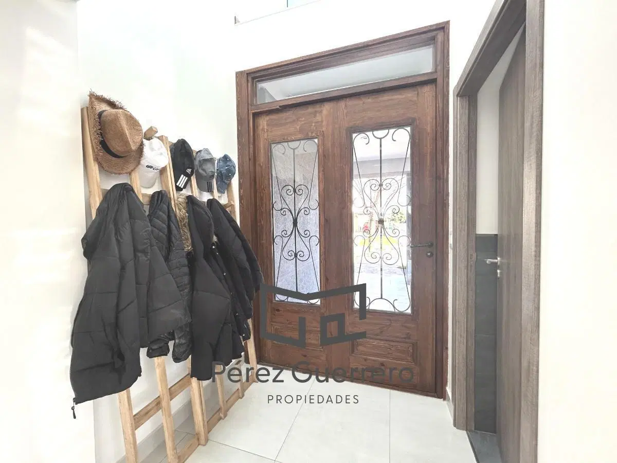 Casa en  venta en el Cantón Islas con 4 dormitorios a la laguna 2