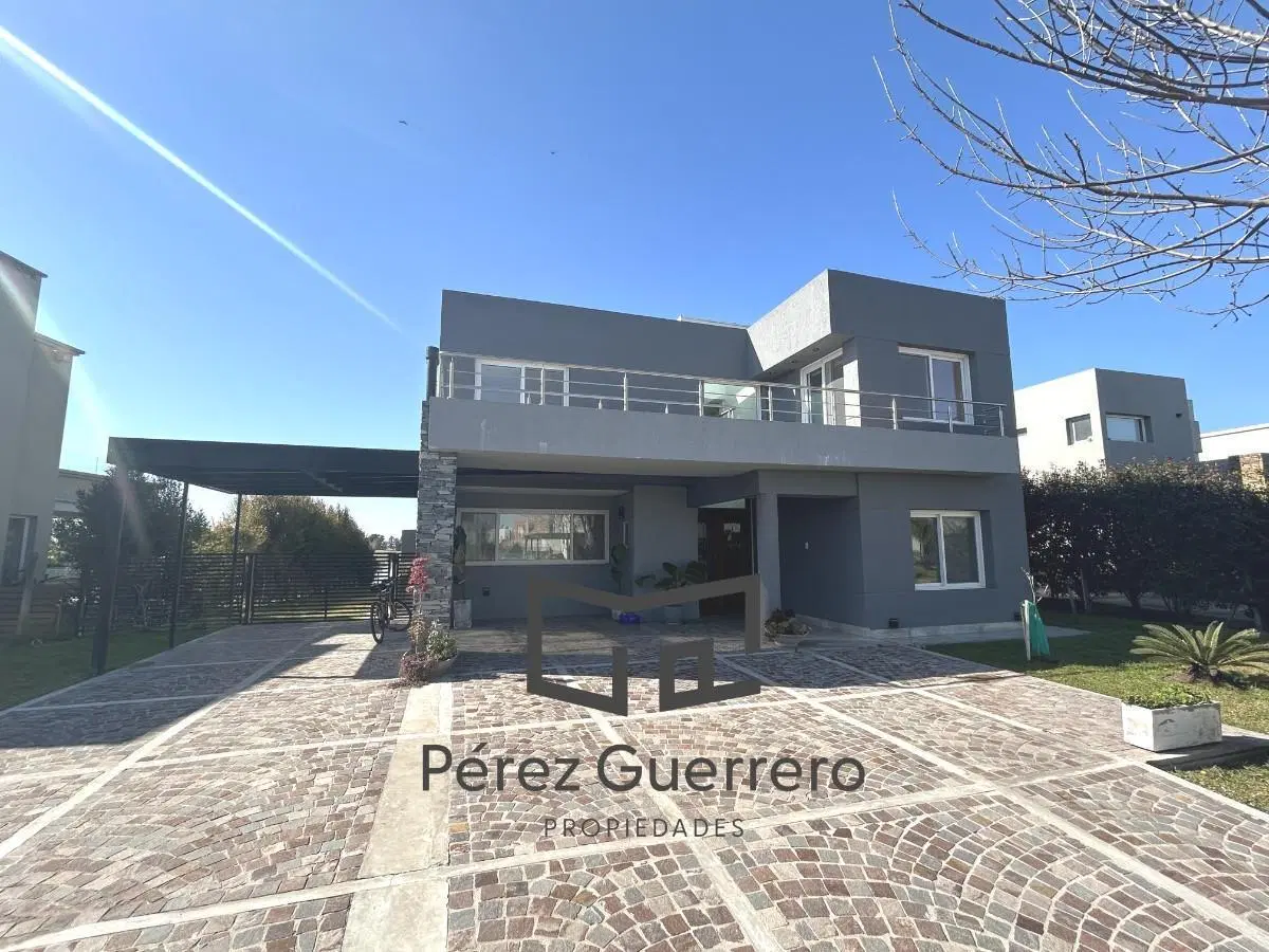 Casa en  venta en el Cantón Islas con 4 dormitorios a la laguna 4