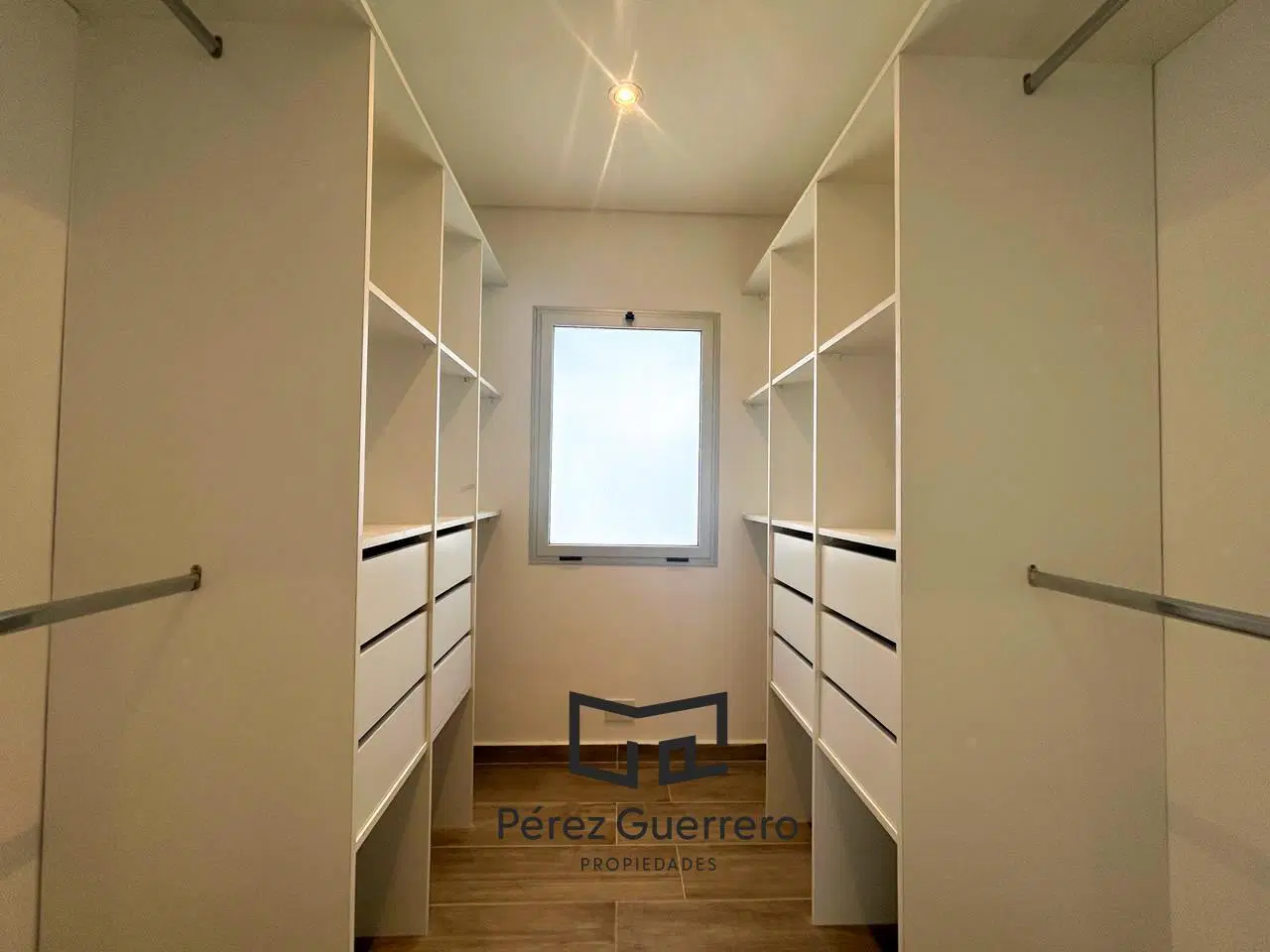 Casa en venta en el Canton lote central con 3 dormitorios 4