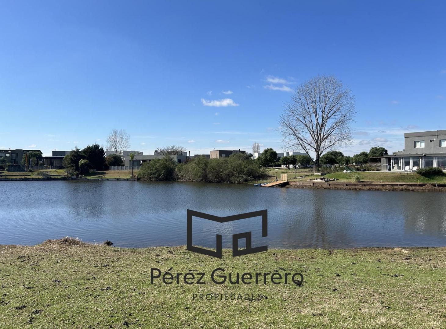 Terreno en venta a la laguna en Canton Norte