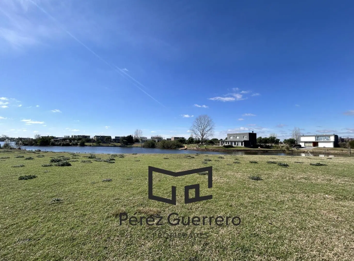 Terreno en venta a la laguna en Canton Norte 2