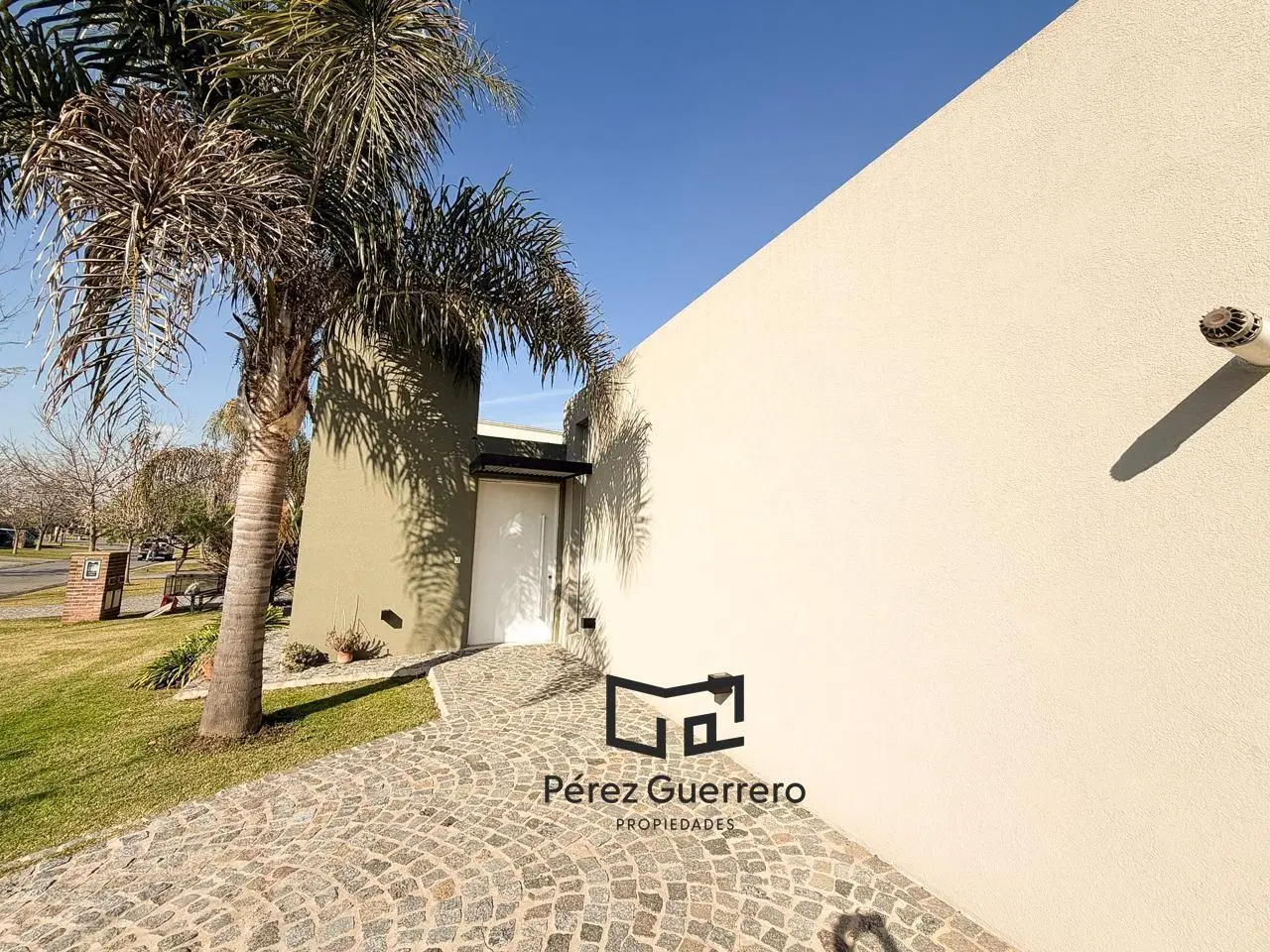 Casa en venta en el Canton Islas con 3 dormitorios y pileta 8