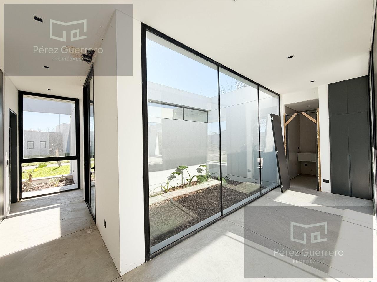 Foto de Casa en venta moderna lote central 3 dormitorios y pileta, imagen 1