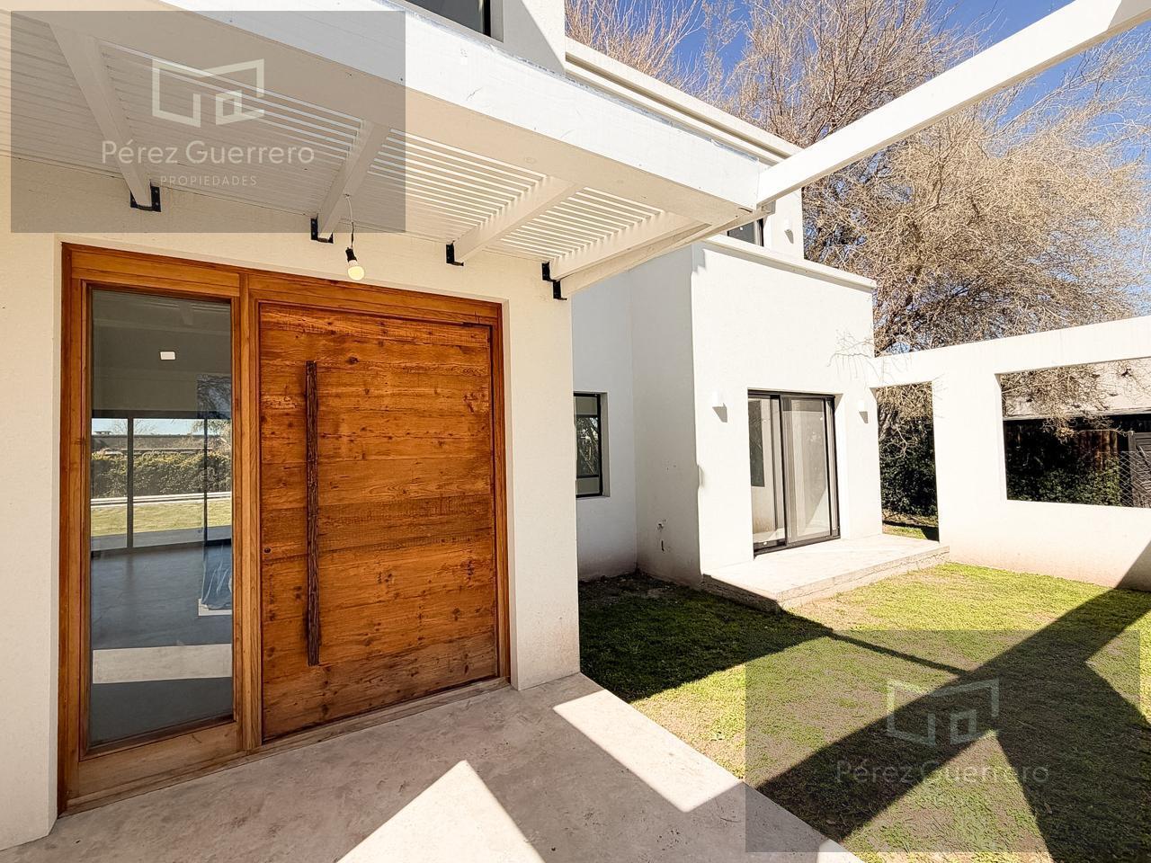 Foto de Casa en venta en dos plantas lote central con pileta, imagen 3