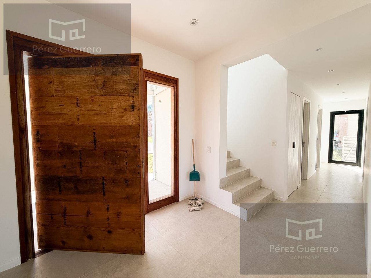 Foto de Casa en venta en dos plantas lote central con pileta, imagen 4