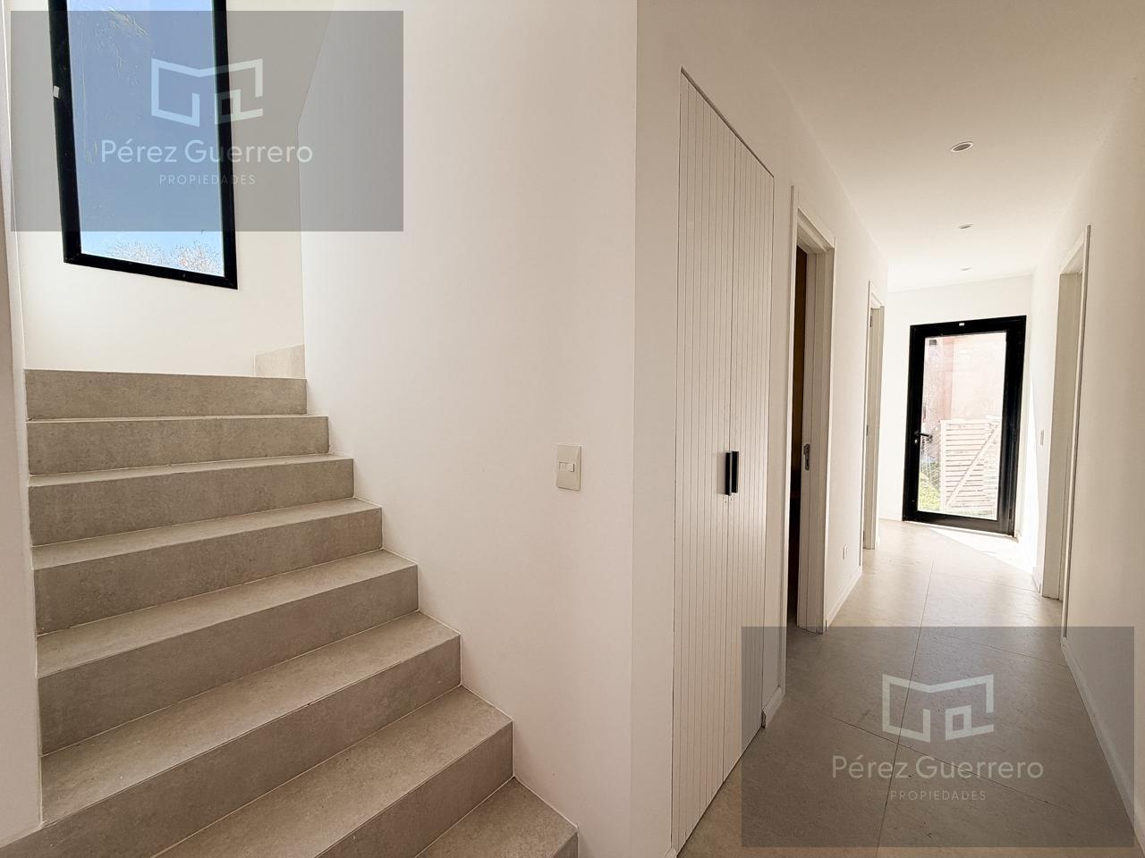Foto de Casa en venta en dos plantas lote central con pileta, imagen 5