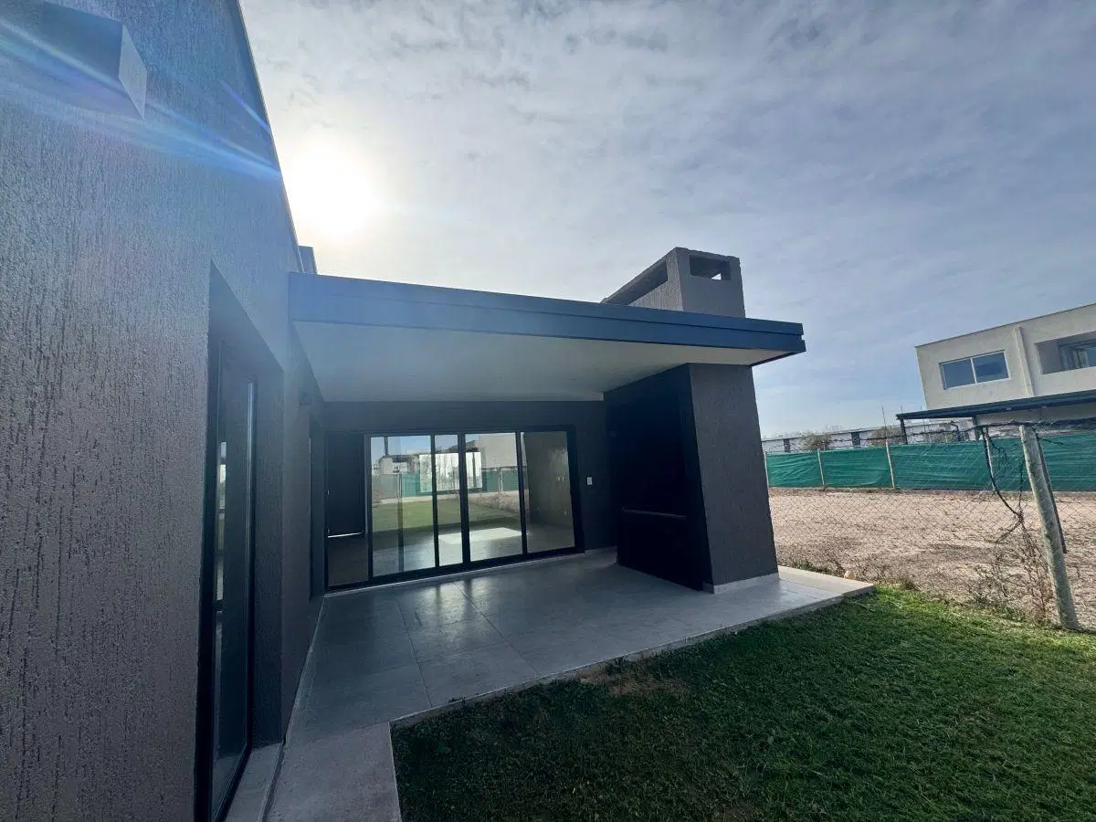 Venta de Casa en Barrio Alma Gardenia
500m2 de terreno, Apta a crédito hipotecario 3