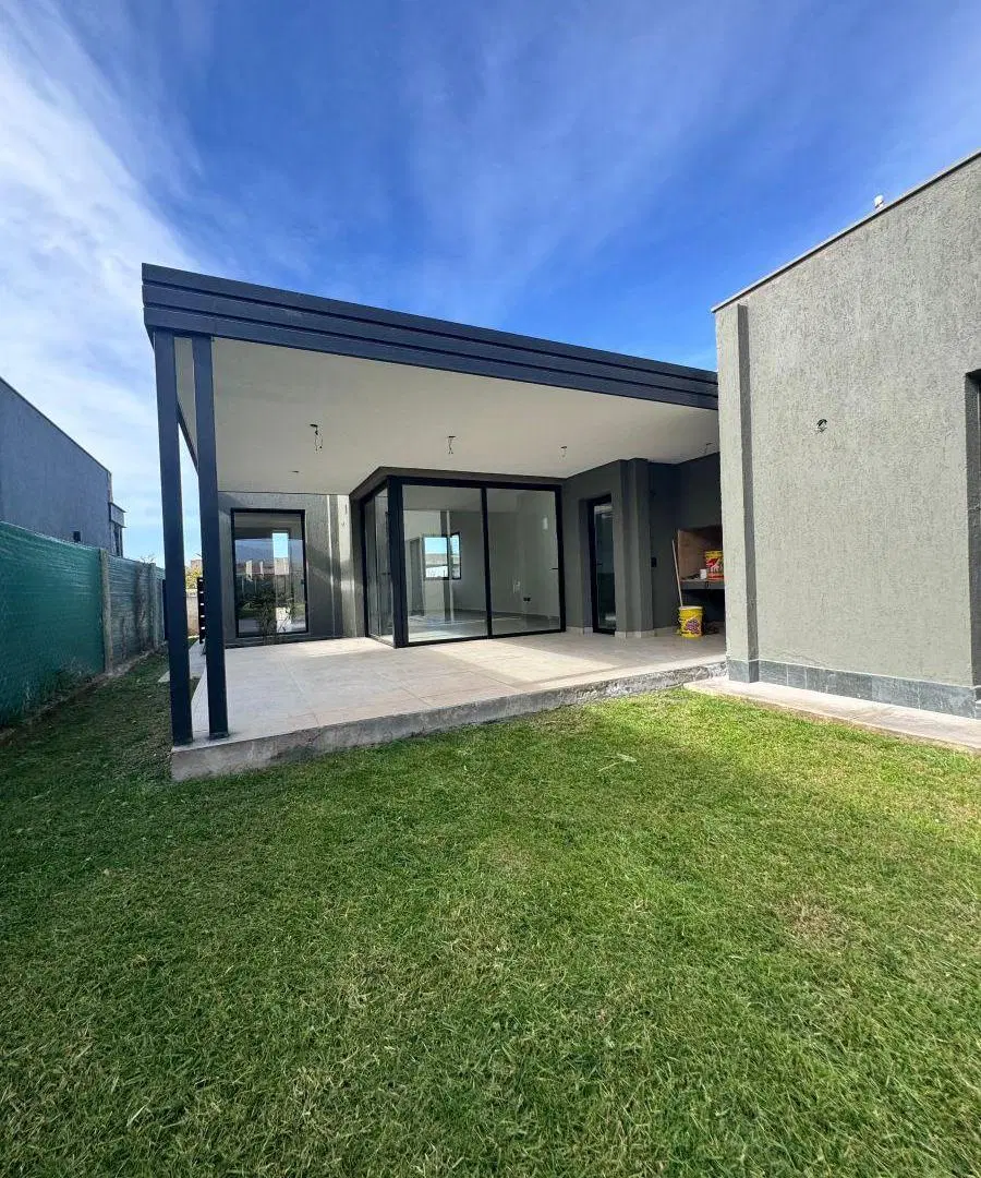 Venta de Casa en Barrio Alma Gardenia
500m2 de terreno, Apta a crédito hipotecario 5