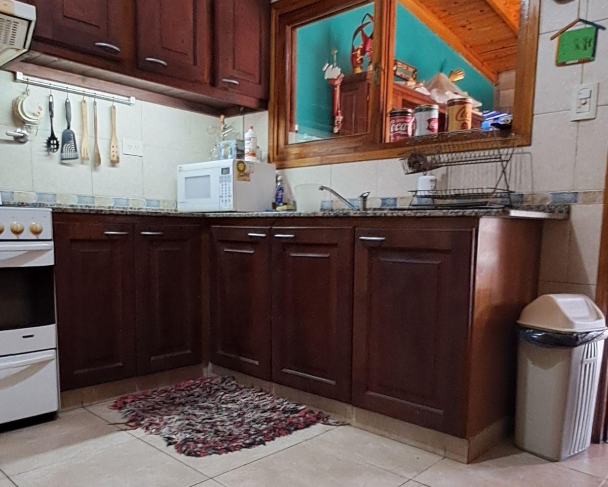 CASA 3 AMB 2 BAÑOS, AMPLIO JARDIN CON PILETA,COCHERA VARIOS AUTOS -TODO ACTUALIZADO-