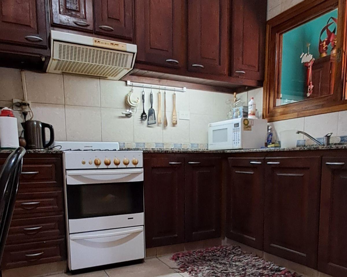 Foto de CASA 3 AMB 2 BAÑOS, AMPLIO JARDIN CON PILETA,COCHERA VARIOS AUTOS -TODO, imagen 4
