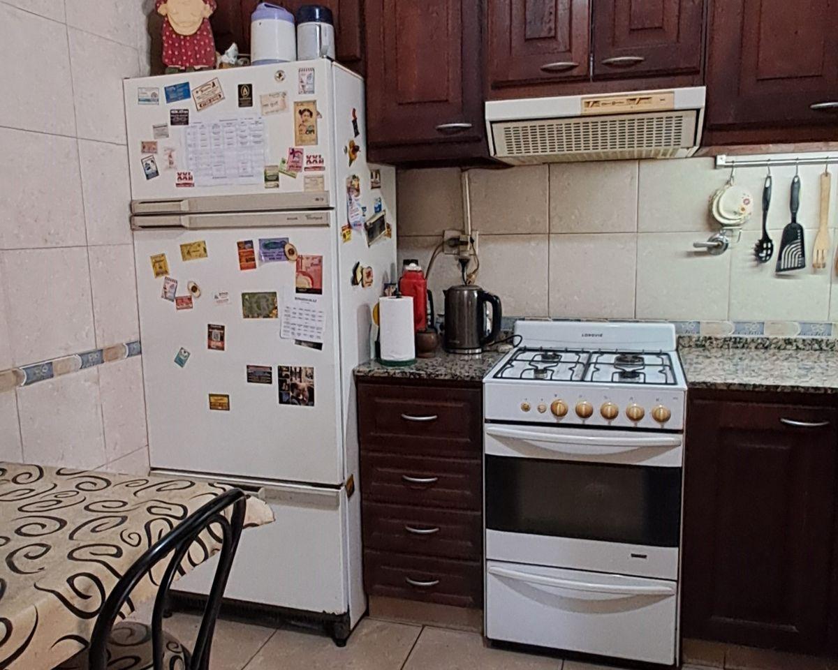 Foto de CASA 3 AMB 2 BAÑOS, AMPLIO JARDIN CON PILETA,COCHERA VARIOS AUTOS -TODO, imagen 2