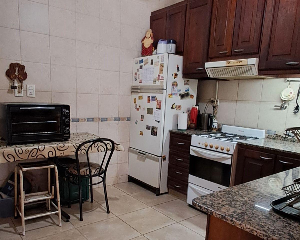 Foto de CASA 3 AMB 2 BAÑOS, AMPLIO JARDIN CON PILETA,COCHERA VARIOS AUTOS -TODO, imagen 5