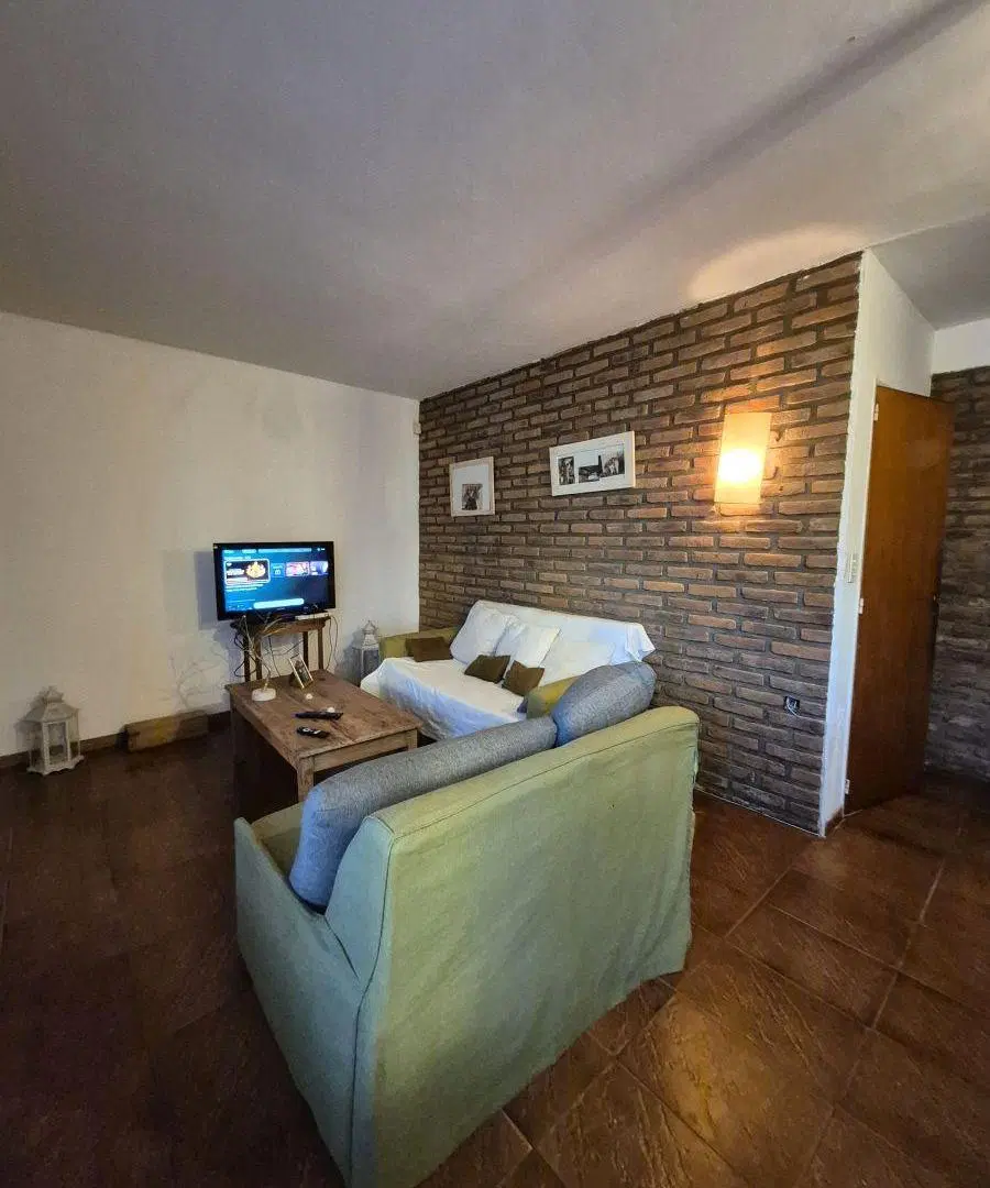 VENTA CASA 4AMB EN LOTE PROPIO CON PATIO Y JARDIN EN PARQUE CISNEROS CON MUCHO POTENCIAL. ACTUALIZAR 2