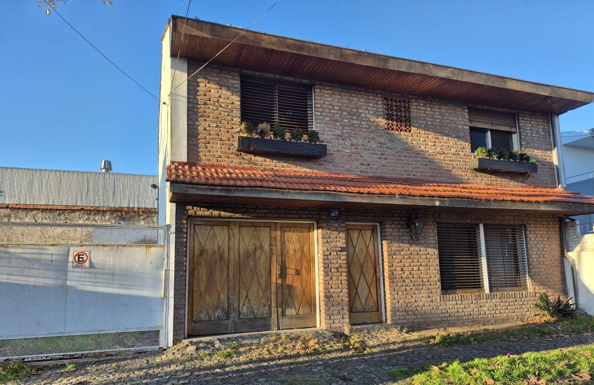 VENTA CASA 4AMB EN LOTE PROPIO CON PATIO Y JARDIN EN PARQUE CISNEROS CON MUCHO POTENCIAL. ACTUALIZAR