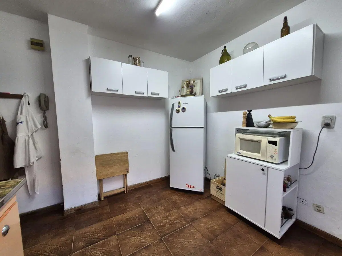 VENTA CASA 4AMB EN LOTE PROPIO CON PATIO Y JARDIN EN PARQUE CISNEROS CON MUCHO POTENCIAL. ACTUALIZAR 3