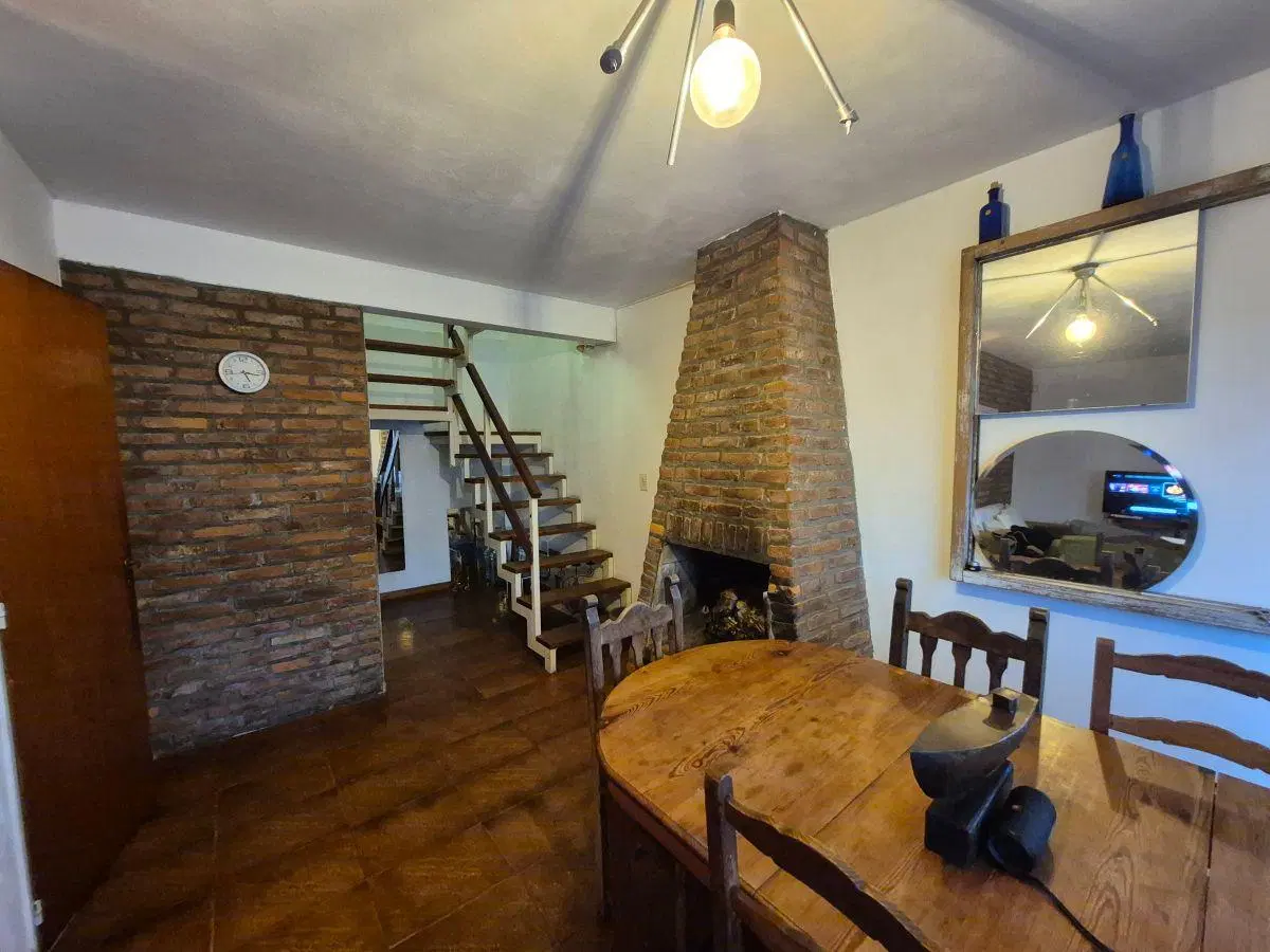VENTA CASA 4AMB EN LOTE PROPIO CON PATIO Y JARDIN EN PARQUE CISNEROS CON MUCHO POTENCIAL. ACTUALIZAR 4