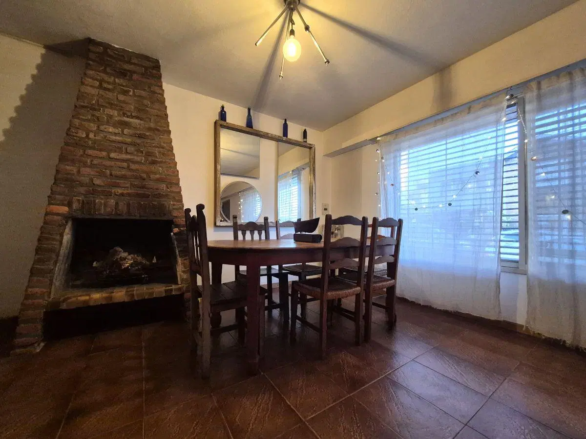 VENTA CASA 4AMB EN LOTE PROPIO CON PATIO Y JARDIN EN PARQUE CISNEROS CON MUCHO POTENCIAL. ACTUALIZAR 1