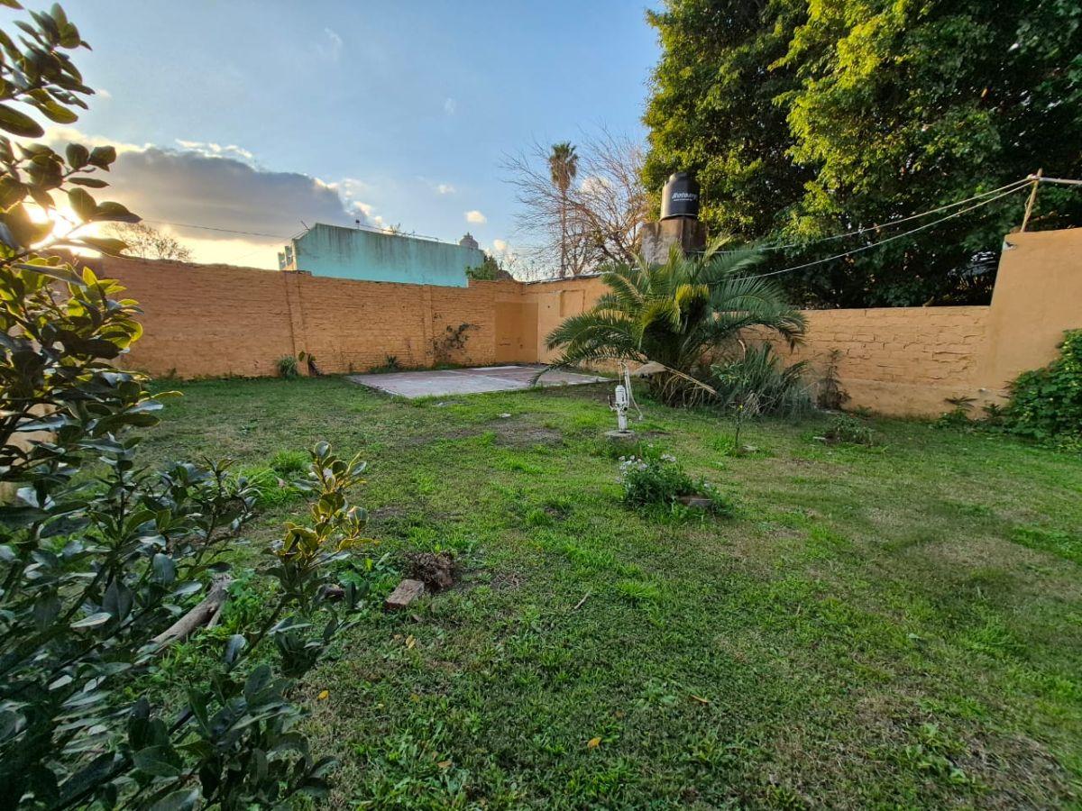 CASA 4 AMBIENTES. - GRAN LOTE 416M2 - JARDIN CON SOL TODA LA TARDE - POSIBILIDAD DE AMPLIACION