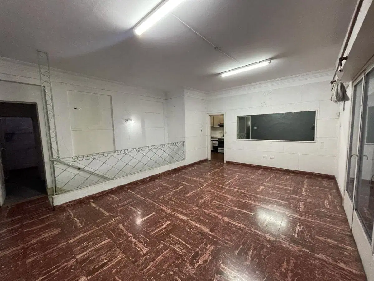 Departamento en VENTA DE 3 AMBIENTES CON PATIO, TERRAZA Y LOCAL EN PLANTA BAJA 4
