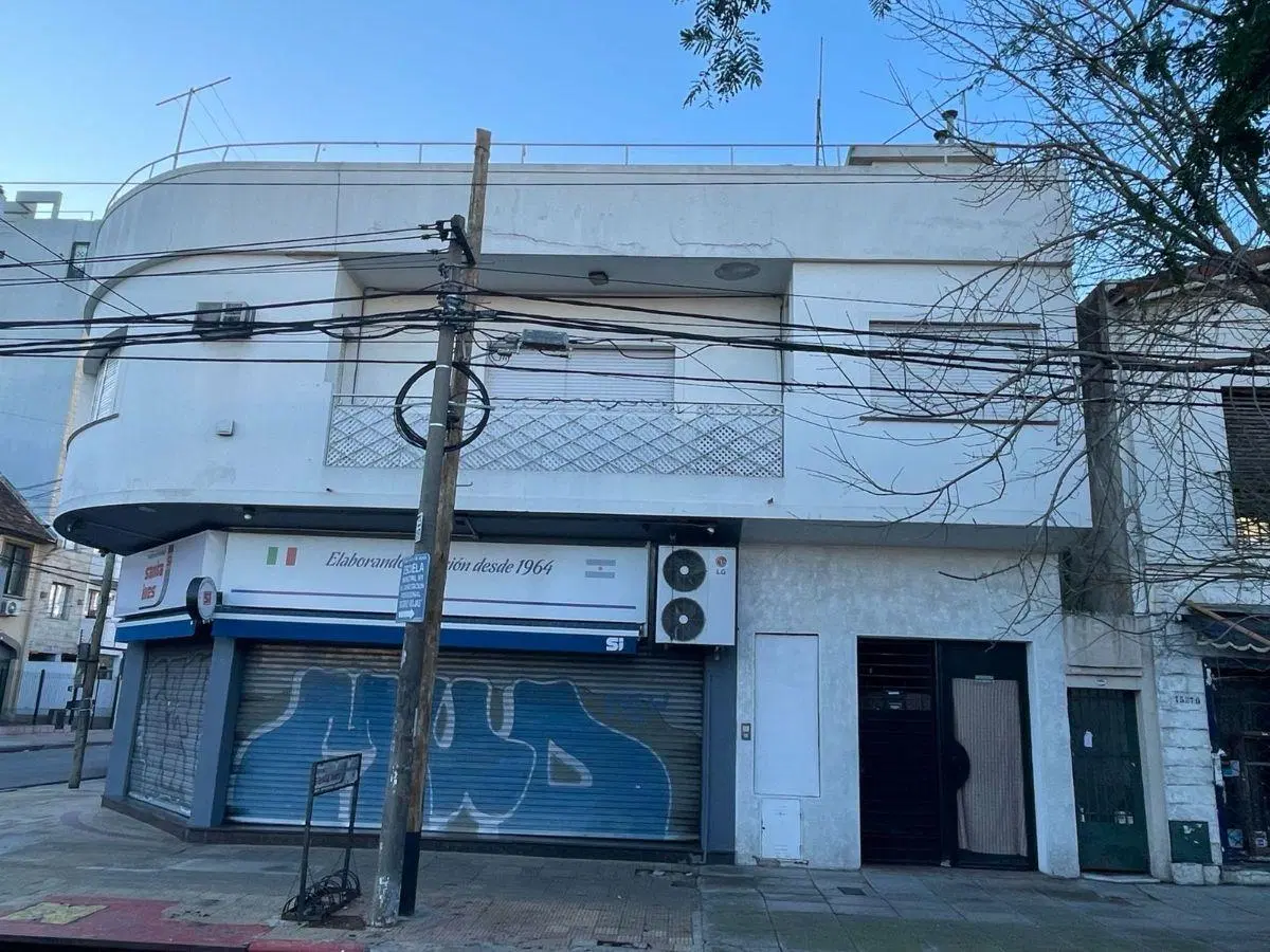 Departamento en VENTA DE 3 AMBIENTES CON PATIO, TERRAZA Y LOCAL EN PLANTA BAJA 2