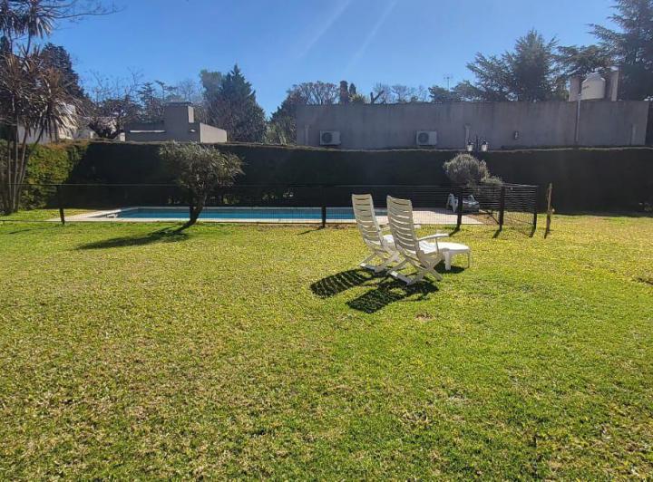 Casa en alquiler temporario c/ cochera en Loma Verde 2