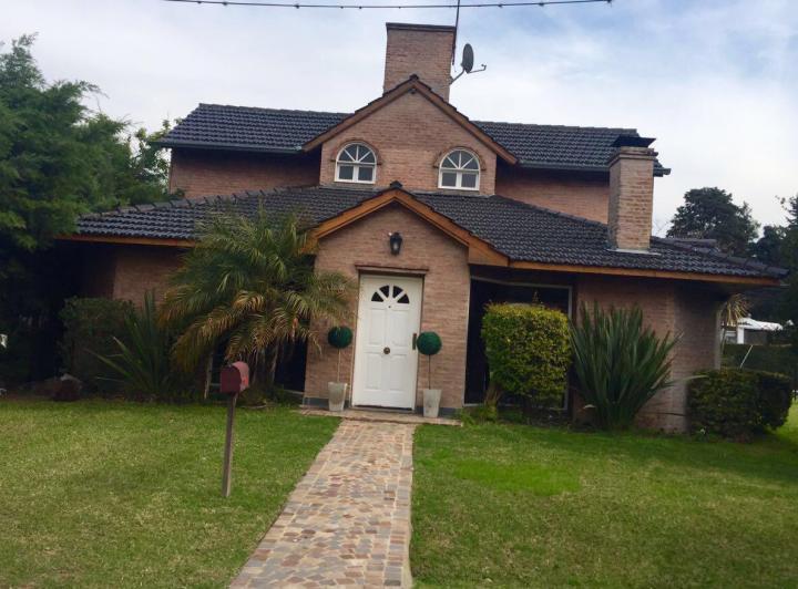Casa en alquiler temporario c/ cochera en Loma Verde 1