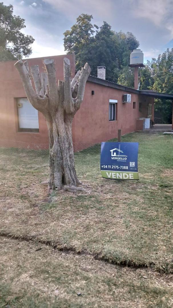 Impecable casa una planta en semicerrado.