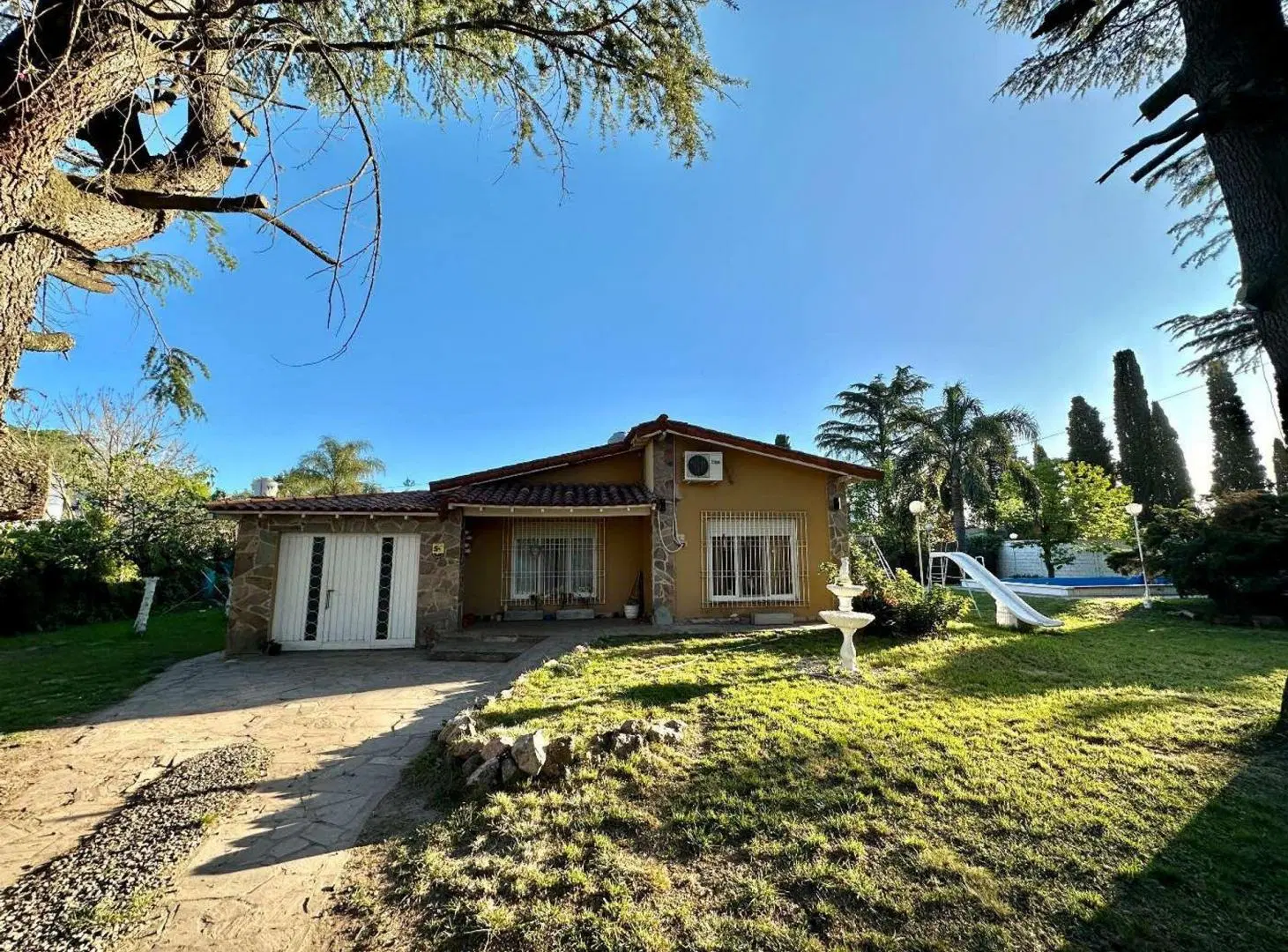 VENTA CASA QUINTA CON PARQUE Y PILETA EN MORENO 3