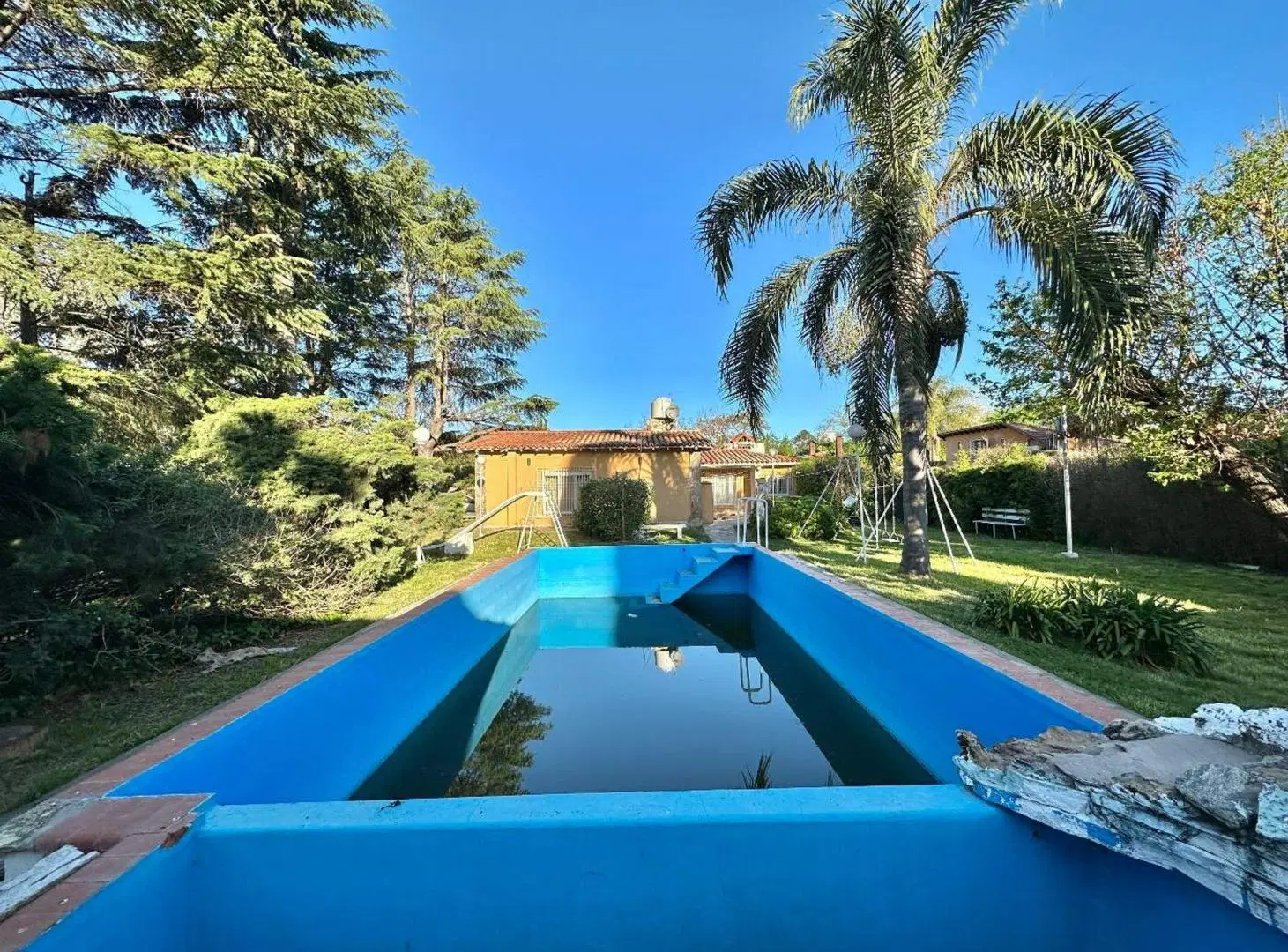 VENTA CASA QUINTA CON PARQUE Y PILETA EN MORENO 8