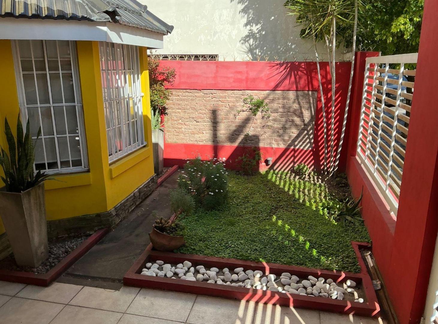 Foto de VENTA CASA 6 AMBIENTES EN RAMOS MEJIA CON QUINCHO, imagen 2