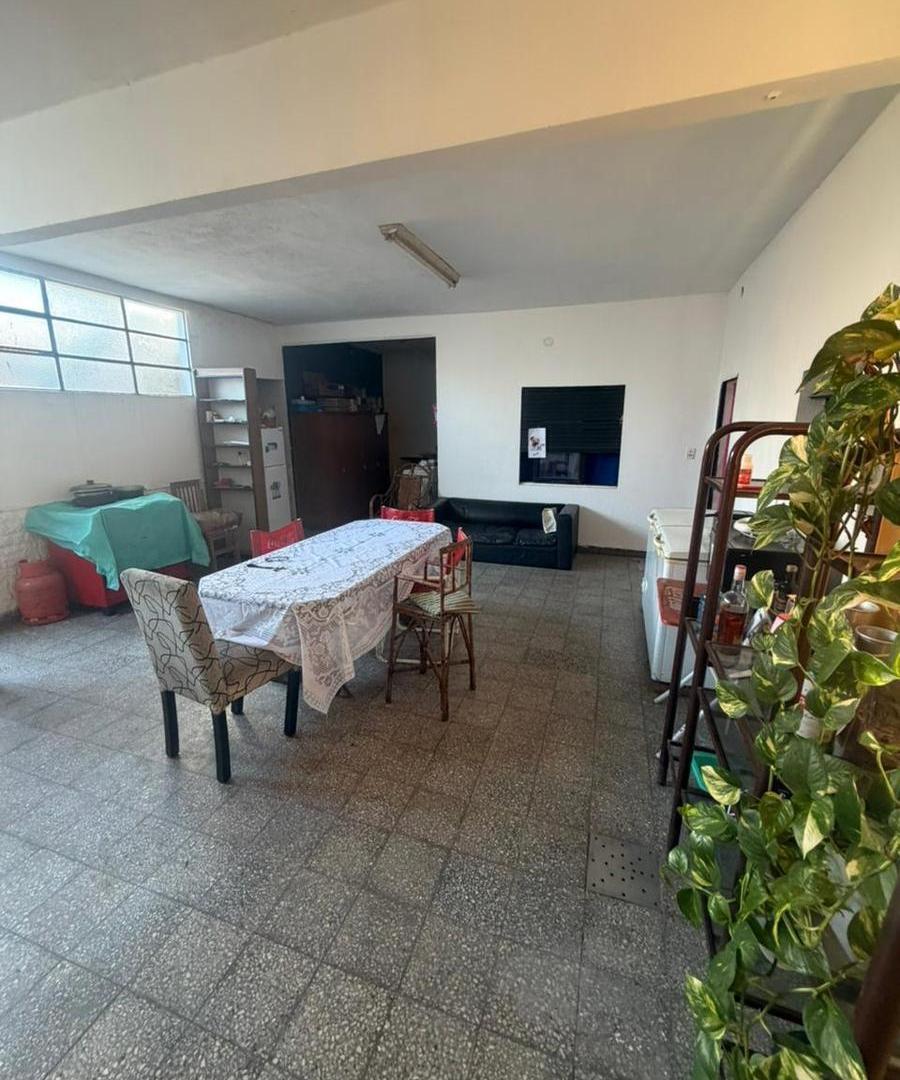 Foto de Casa en venta 4 ambientes con fondo y terraza, imagen 4