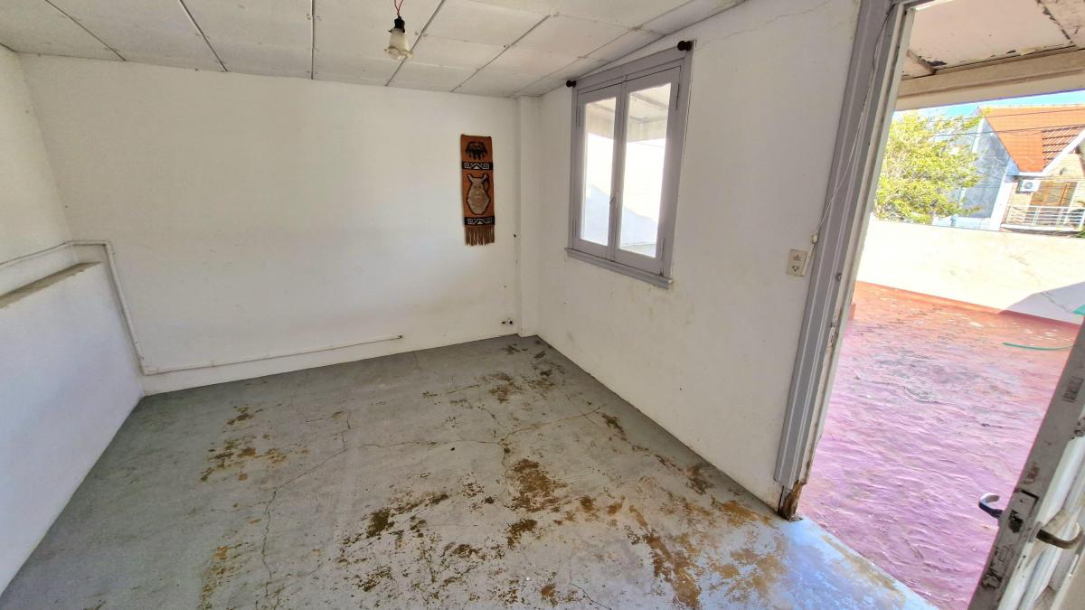 CASA CON LOTE DE 10 X 30 - ACEPTA DEPTO EN PARTE DE PAGO
