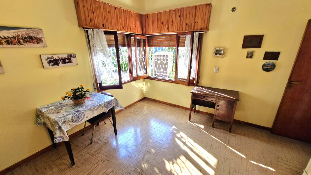 Casa de 3 ambientes en excelentes condiciones con importante jardín