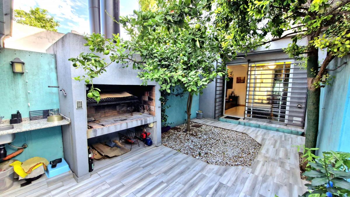 Excelente Duplex con Doble Cochera, Patio, Jardin y Quincho! 4