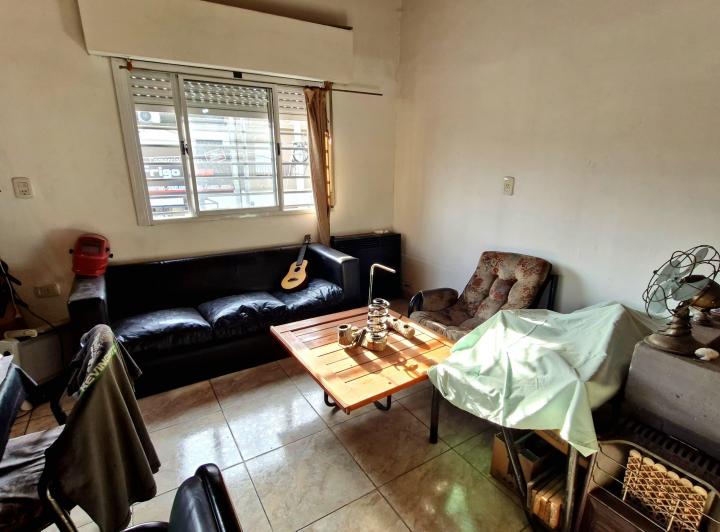 ESQUINA CON DOS LOCALES Y DEPTO.2 AMBIENTES CON TERRAZA