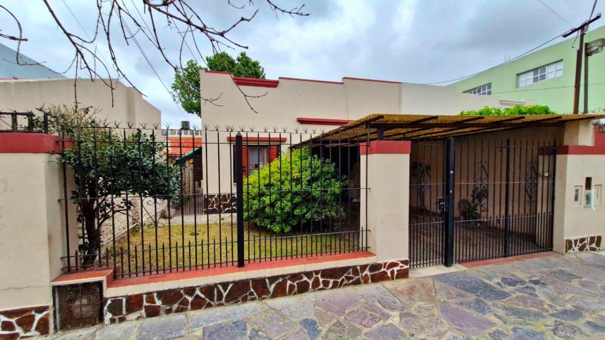 OPORTUNIDAD: CASA CON COCHERA Y AMPLIO JARDIN
