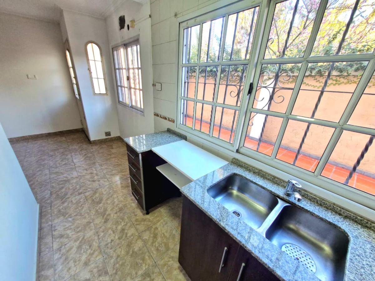 Foto de DEPTO/CASA 2 AMBIENTES CON COCHERA - UBICACION, imagen 3
