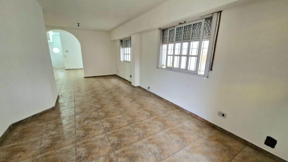 Foto de IMPORTANTE CASA CON COCHERA Y FONDO, imagen 2