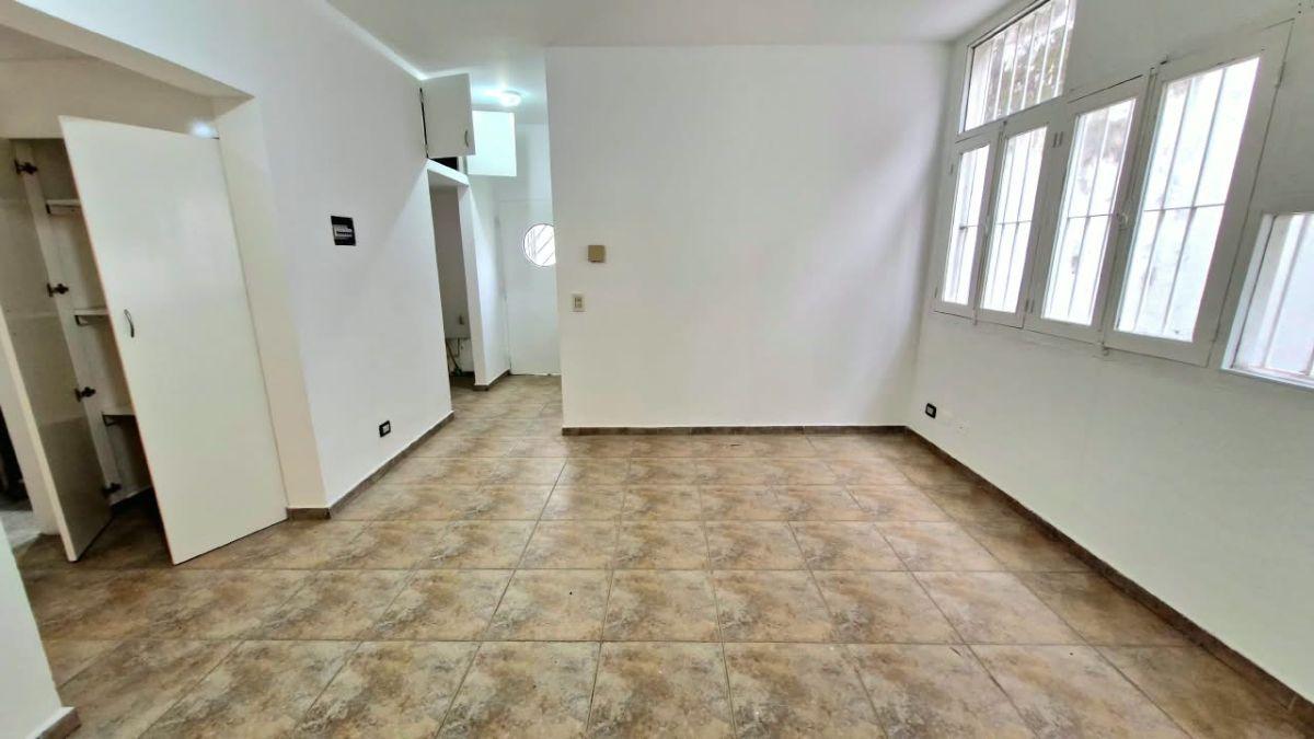 Foto de IMPORTANTE CASA CON COCHERA Y FONDO, imagen 4