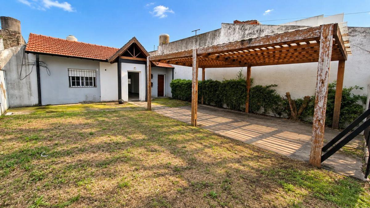 Foto de IMPORTANTE CASA CON COCHERA Y FONDO, imagen 1