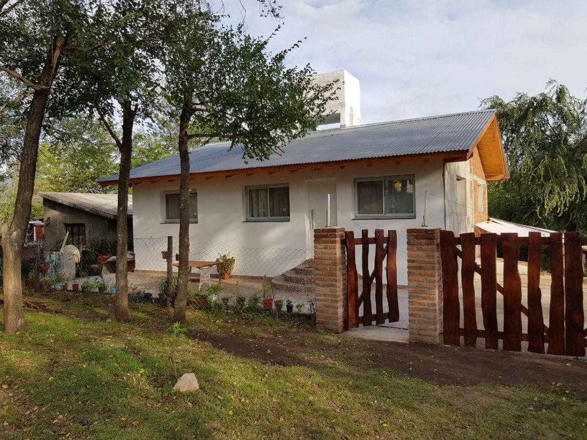 Casa en alquiler con 2 Dormitorios 1 baño y cochera Villa General Belgrano