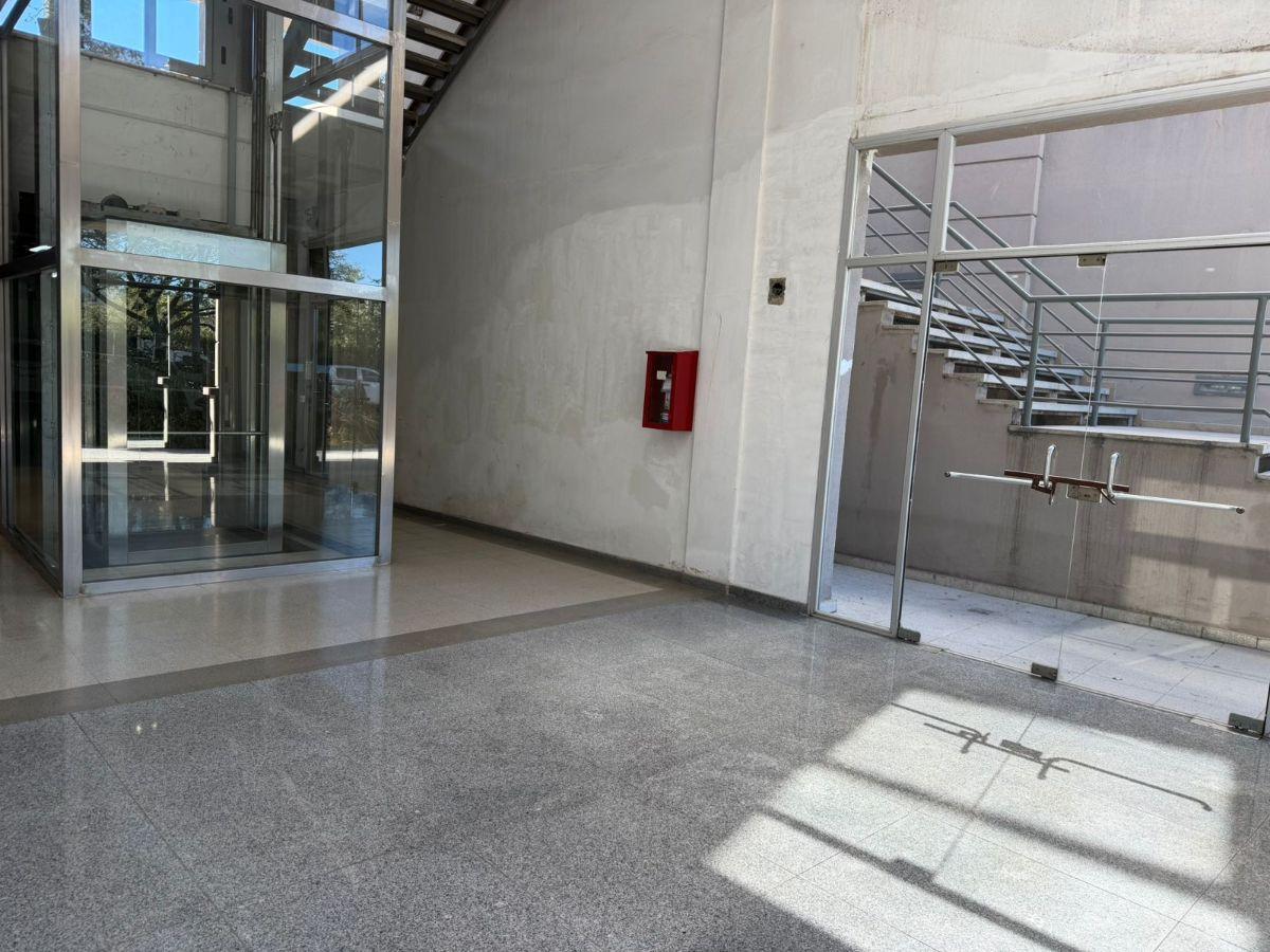 Foto de local comercial vidriado en centro comercial barranquitas, imagen 2