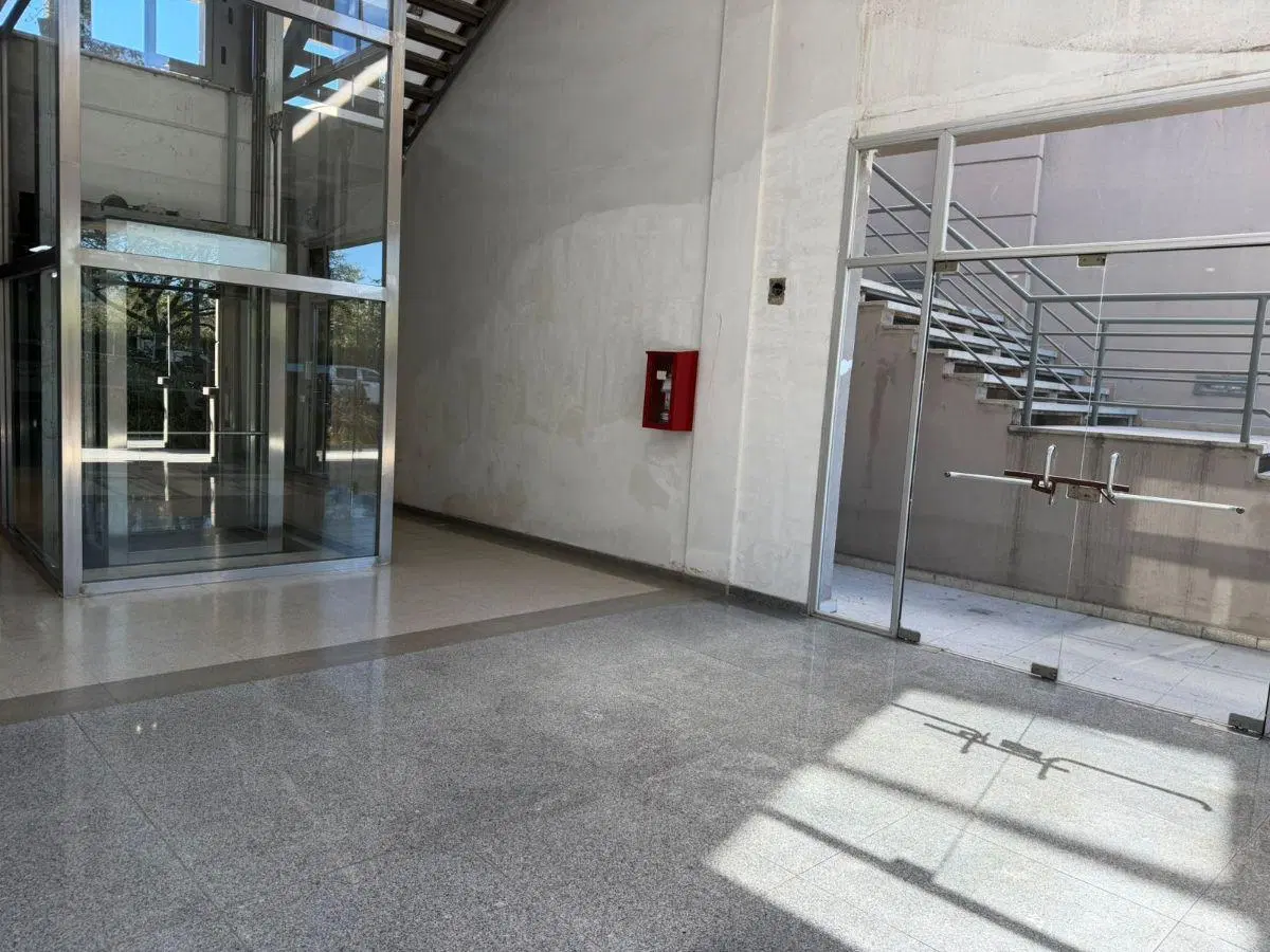 local comercial vidriado en centro comercial barranquitas 2
